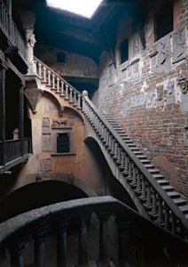 Vue intérieure du château des comtes Guidi ou Palazzo pretorio - Italian School