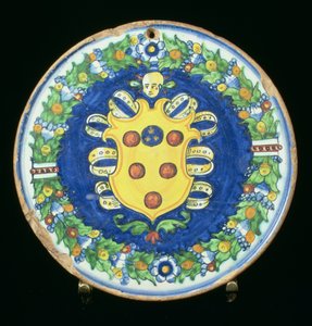 Assiette en majolique portant le blason des Médicis avec une bordure de feuillage et de fruits, italienne, XVIe siècle - Italian School