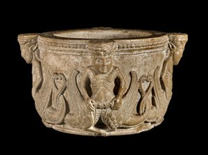 Stoup médiéval avec figures de sirènes en pierre sculptée, Début du XIIe siècle - Italian School