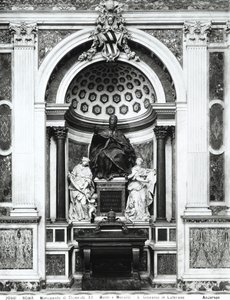 Monument au Pape Clément XII (1652-1740) avec urne et colonnes en porphyre du Panthéon, entre Tempérance (G.) et Prudence (D.) dans la chapelle Corsini - Italian School