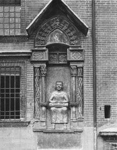 Monument à Virgile, Palazzo del Podestà, Piazza Dante, 1220 - Italian School
