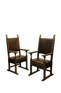 Paire de fauteuils trône en noyer avec garniture en cuir, Italie vers 1660 - Italian School