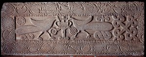 Parapet de pierre couvert de bas-reliefs représentant des paons