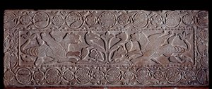 Parapet de pierre couvert de bas-reliefs représentant l