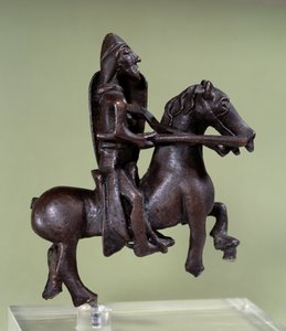 Art roman : statuette de chevalier en bronze avec armure. Sculpture en bronze de l