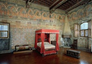Salle de la Castellana di Vergi montrant les murs et la frise fresqués représentant une romance médiévale française