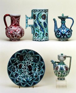 Haut, de gauche à droite : Cruche ; Grande Chope ; Cafetière Orientale ; Bas, de gauche à droite : Plat ; Cafetière Orientale, toutes en majolique de la Fabrique Cantagalli, vers 1890 - Italian School