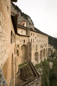 Vue du monastère de Saint-Benoît (Sacro Speco) construit à partir du 12ème siècle, Subiaco (Rome), Italie - Italian School