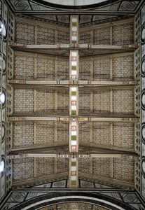 Vue du plafond à poutres en bois