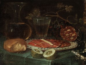 Nature morte avec morceau de pain, carafe en verre, verre à vin, assiette avec jambon et saucisse de jambon, citron et couteau avec manche en nacre