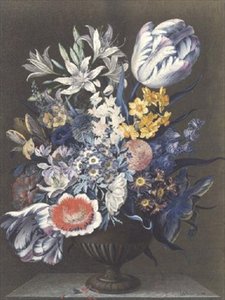 Urne avec des fleurs sur une table en marbre