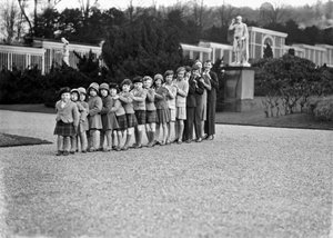 Groupe familial Cavendish de 16 petits-enfants dans les jardins de Chatsworth, Derbyshire - JR Board