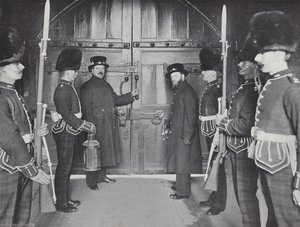 Verrouillage des portes de la tour, fermeture pour la nuit - J. Benjamin Stone
