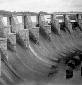 Le déversoir, écluse de Gatun, canal de Panama - J. Dearden Holmes