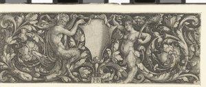 Frise avec un bouclier porté par un satyre masculin et féminin