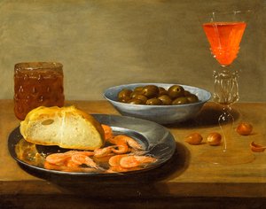 Une assiette avec des crevettes et un rouleau et un bol avec des olives