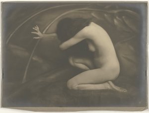 Femme nue agenouillée