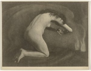 Femme nue agenouillée