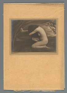 Portrait de Mies Rosenboom-Merkelbach en nu agenouillé