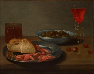 Une assiette avec des crevettes et un petit pain, un bol avec des olives, une façon de Venise, un verre de bière et des amandes sur une table. - Jacob Van Es