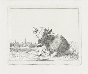 Vache couchée, avec une ville en arrière-plan