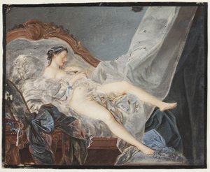 Une fille nue, allongée sur le dos sur une canapé entre de grands draperies
