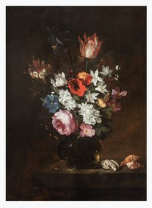 Une rose, tulipe, iris, coquelicots, chèvrefeuille et autres fleurs dans un vase en verre avec des coquillages sur une corniche