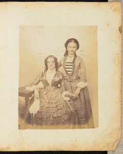 [Portrait de deux femmes se tenant par la main]