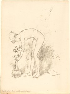 Un modèle nu arrangeant des fleurs