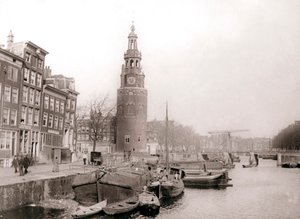 Péniches sur le canal devant la Montelbaanstoren, Amsterdam, 1898 - James Batkin