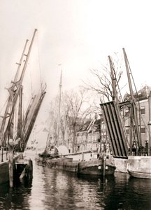 Pont de canal et bateaux, Dordrecht, Pays-Bas, 1898 - James Batkin