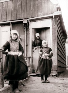 Filles en costume traditionnel, île de Marken, Pays-Bas, 1898
