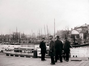 Hommes près d