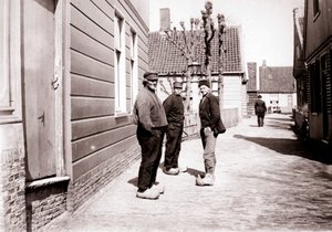 Hommes en costume traditionnel, Broek, Pays-Bas, 1898