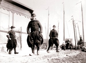 Hommes en costume traditionnel, île de Marken, Pays-Bas
