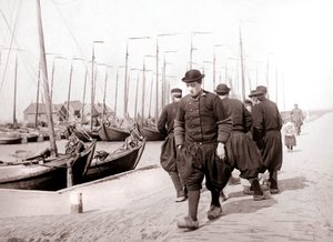 Hommes en costume traditionnel, île de Marken, Pays-Bas, 1898