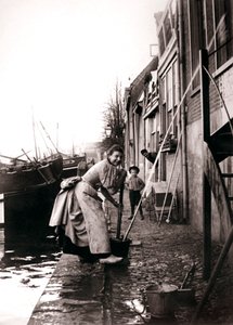 Femme nettoyant la rue, Dordrecht, Pays-Bas, 1898 - James Batkin