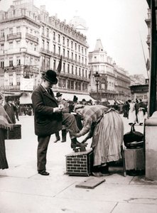 Femme cirant des chaussures, Bruxelles, 1898