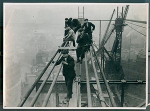 Travailleurs perchés précautionneusement en haut du pont Tyne en construction en 1927 - James Geddie