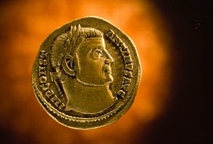 Une pièce de monnaie romaine montre un portrait de profil de Constantin le Grand.
