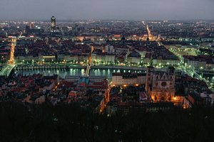 Vue de Lyon entre le Pont de la Feuillite et le Pont Bonaparte au crépuscule...