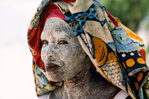 Une femme porte de la crème d
