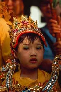 Un jeune fidèle au festival de Tabaung. Pagode Shwe Dagon, Rangoon, Birmanie