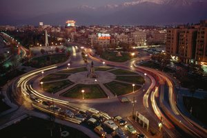 Voiture, lumières de la ville illuminent la Plaza Baquedano. Santiago, Chili - James L Stanfield