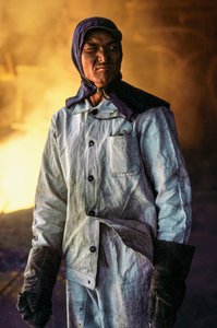 Ouvrier chinois en tenue de protection dans une aciérie en Chine - James L Stanfield