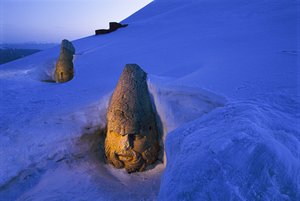 Monuments funéraires de Nemrut Dagi enterrés dans la neige. Nemrut Dagi, Mont Nemrut, Turquie