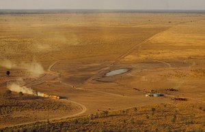 Un train routier transportant du bétail traverse un plateau désertique. Australie-Occidentale, Australie
