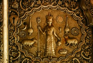 Des rats sculptés flanquent la déesse Bhagwati Karniji sur une porte en argent. Deshnoke, Raj... - James L Stanfield