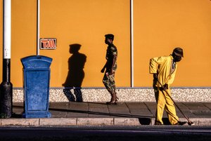 Hommes sud-africains dans une rue et sur un trottoir à Pretoria, Afrique du Sud