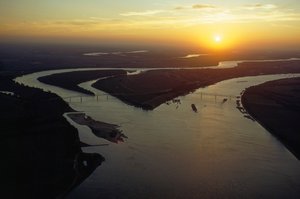 Vue crépusculaire aérienne de la confluence des rivières Ohio et Mississippi. Le Caire, Illinois